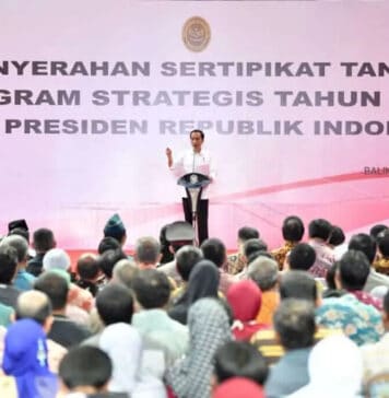 Penyerahan Sertifikat Tanah di Balikpapan, Presiden: Waktunya untuk Bekerja, Bukan untuk Berencana dan Berwacana Penyerahan Sertifikat Tanah di Balikpapan, Presiden: Waktunya untuk Bekerja, Bukan untuk Berencana dan Berwacana