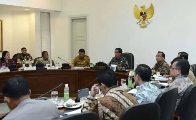 Presiden Jokowi: Lakukan Langkah Terobosan Atasi Permasalahan Industri Tekstil dan Produk Tekstil
