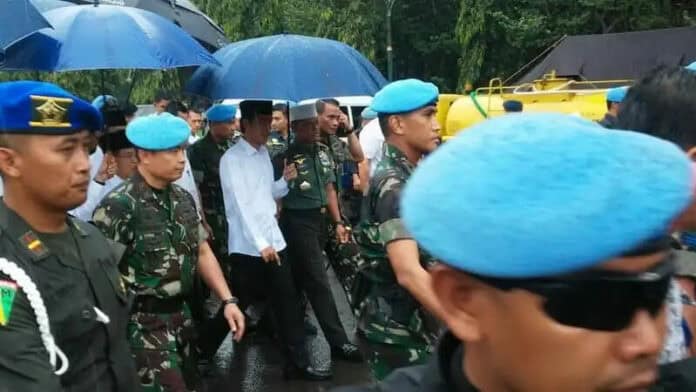 Presiden dan Wapres Salat Jumat di Monas Bersama Massa Aksi Damai Presiden dan Wapres Salat Jumat di Monas Bersama Massa Aksi Damai