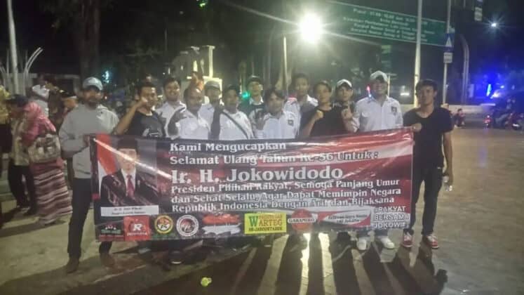 Berbagai Elemen Masyarakat Rayakan HUT Jokowi Di Sebrang Istana Merdeka