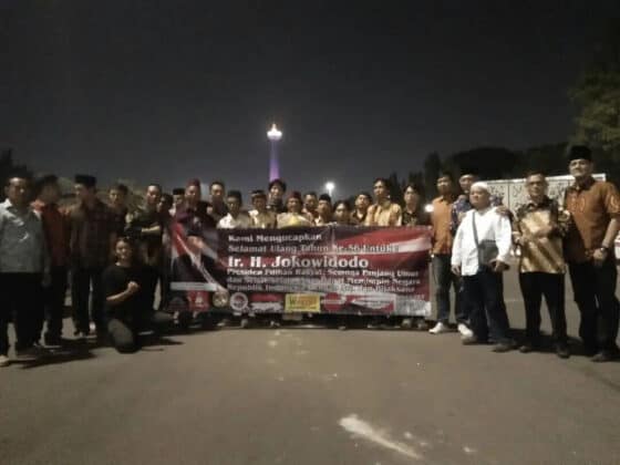 Berbagai Elemen Masyarakat Rayakan HUT Jokowi Di Sebrang Istana Merdeka