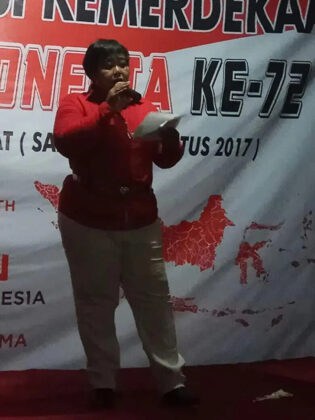 Istri Wingky Harun Bacakan Puisi ‘Cuma Emak Yang Tahu Rasanya’ di Panggung Rakyat Kemayoran