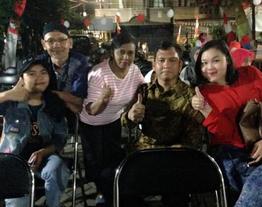 Istri Wingky Harun Bacakan Puisi ‘Cuma Emak Yang Tahu Rasanya’ di Panggung Rakyat Kemayoran