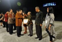 Menkop UKM Beri Penghargaan Pemda dan Koperasi Terbaik 2017
