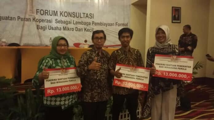 Wirausaha Pemula Batam Terima Bantuan Kemenkop