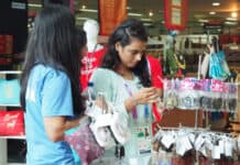 Atlet Squash dan Archer Berburu Cenderamat Khas Bali dan Aceh di Smesco