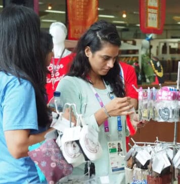Atlet Squash dan Archer Berburu Cenderamat Khas Bali dan Aceh di Smesco