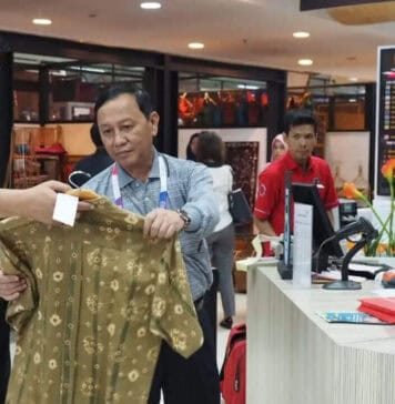 Atlet dan Official Asian Games Buru Cinderamata Khas Nusantara di Smesco