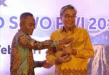 Eka Putra Wirya Terima Lifetime Achievement Golden Award SIWO PWI Eka Putra Wirya Terima Lifetime Achievement Golden Award SIWO PWI