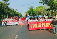 Massa Demonstran Desak Jokowi Tidak Keluarkan Perppu KPK