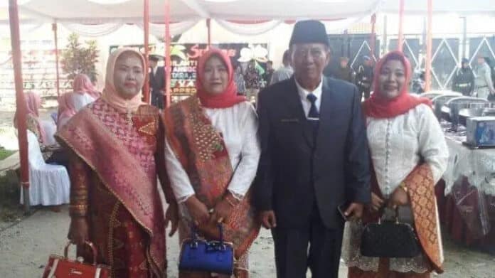 Sejumlah Anggota DPRD Bawa 3 Istrinya Saat Pelantikan