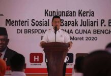 Cicipi Sirup Racikan Penyandang Disabilitas Mental, Mensos Juliari: Ini Bukti Efektifitas Pendekatan Humanis dan Terapi Penghidupan