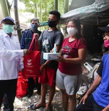 Tangis Bahagia Pemulung dan Buruh Bangunan Saat Terima Bantuan Sosial