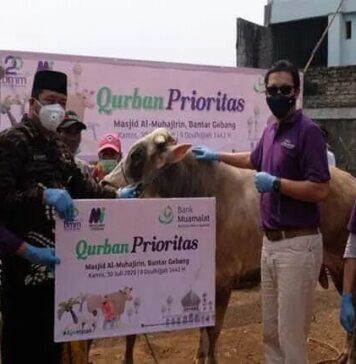 Bank Muamalat dan BMM Salurkan Daging Kurban Kepada Warga TPST Bantargebang