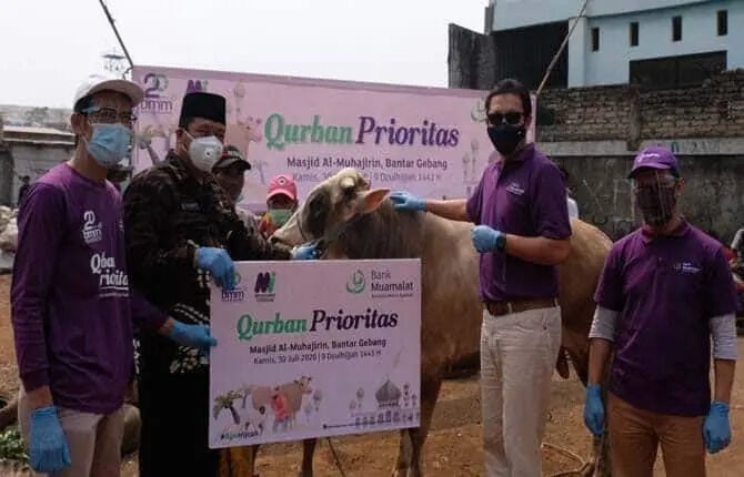Bank Muamalat dan BMM Salurkan Daging Kurban Kepada Warga TPST Bantargebang