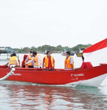 Telkomsel Bersama KKP Serahkan Bantuan 10 Kapal Nelayan Banten