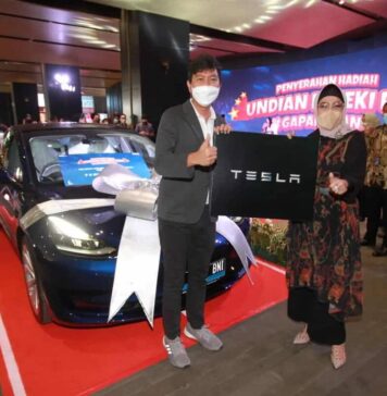 BNI Serahkan Hadiah Utama Mobil Listrik Mewah Tesla Kepada Pemenang Undian