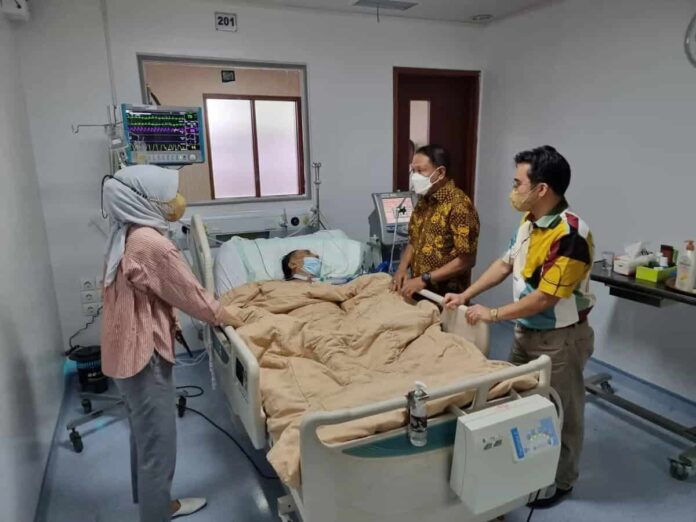 Menpora Jenguk Mantan Menhub, Menko Kesra & Ketum PSSI Azwar Anas di RSPAD