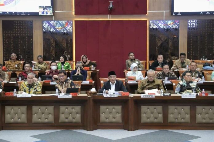 Plt Menpora Tegaskan Sikap Pemerintah Terkait Piala Dunia U-20 pada Raker Bersama Komisi X DPR RI