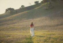 Lirik Lagu Ceilings dan Terjemahan - Lizzy McAlpine