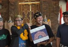 Dorong Pemulihan Ekonomi Bali, DPP IKA UII Bagikan Ratusan Paket Bansos Bersama Mahfud MD