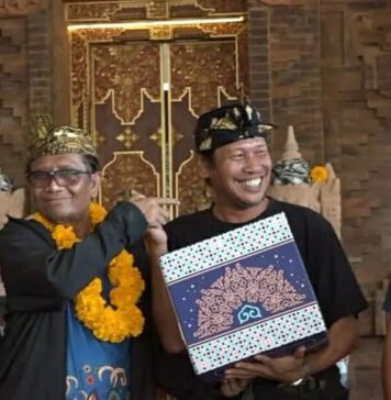 Dorong Pemulihan Ekonomi Bali, DPP IKA UII Bagikan Ratusan Paket Bansos Bersama Mahfud MD Dorong Pemulihan Ekonomi Bali, DPP IKA UII Bagikan Ratusan Paket Bansos Bersama Mahfud MD