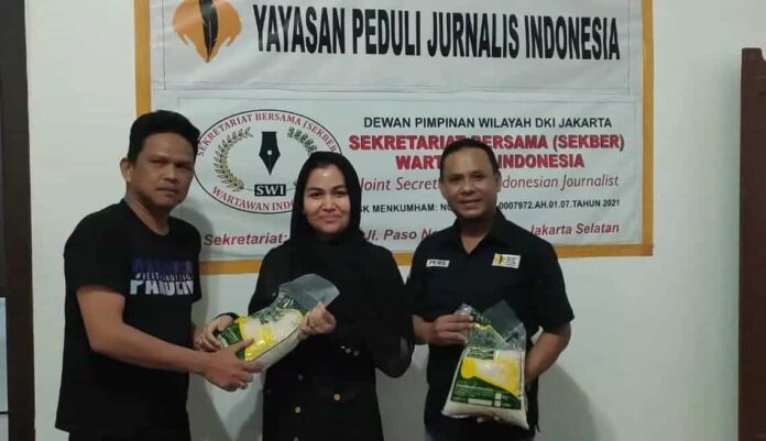 Sinergi Permata Sanny Peduli, KITA, dan YPJI Salurkan Bingkisan Lebaran untuk Wartawan