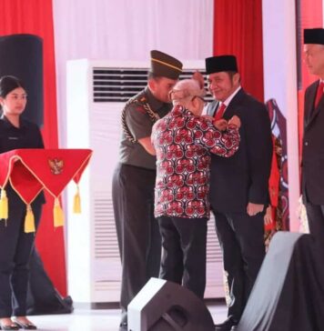 Ganjar Pranowo Raih Tanda Kehormatan Tertinggi Satyalancana Wira Karya Tahun 2023
