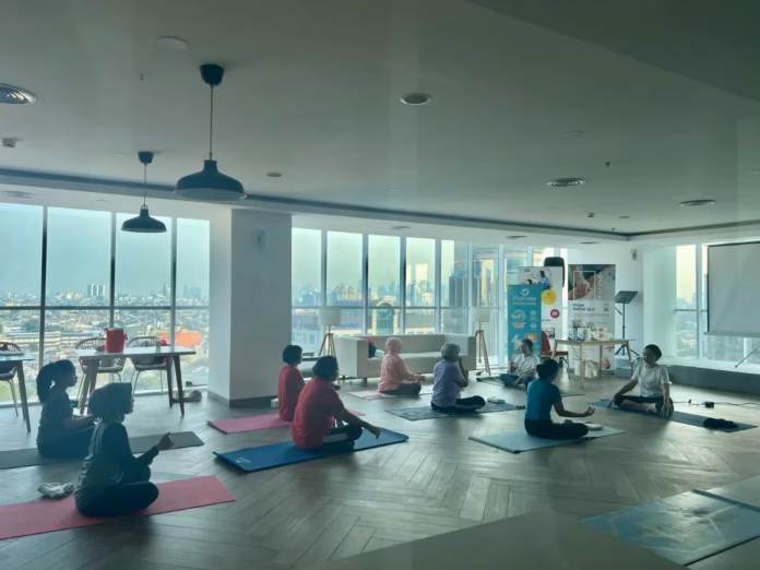 Berikan Kelembutan Bagi Lansia di Tahun Emasnya melalui kegiatan Yoga di Senior Living Care