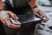 Suka Main Game Diluar? Cobain Konsol Handheld Berikut Ini Suka Main Game Diluar? Cobain Konsol Handheld Berikut Ini