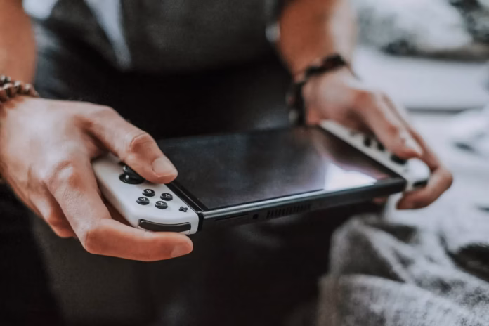 Suka Main Game Diluar? Cobain Konsol Handheld Berikut Ini Suka Main Game Diluar? Cobain Konsol Handheld Berikut Ini