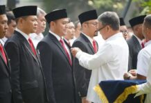 Dua Pegawai PLN Terima Anugerah Satyalancana dari Presiden RI