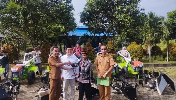 Salurkan Bantuan Traktor ke Kelompok Tani, Pengamat: PPM PetroChina Jabung Dukung Produktivitas Pertanian Salurkan Bantuan Traktor ke Kelompok Tani, Pengamat: PPM PetroChina Jabung Dukung Produktivitas Pertanian