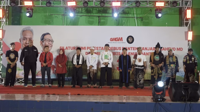 GMGM Banten Bersama Puluhan Padepokan Silat dan Debus Banten Deklarasikan Dukungan Kemenangan Ganjar-Mahfud GMGM Banten Bersama Puluhan Padepokan Silat dan Debus Banten Deklarasikan Dukungan Kemenangan Ganjar-Mahfud