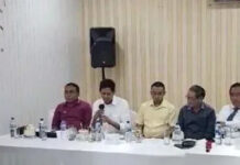 Kiri ke kanan Mardy Sijabat SH, kuasa hukum urusan pidana masyarakat kota Galuh, Sultan Serdang Tengku Acmad Tala'a, Sultan Deli, Tengku Mahmud Lamanjiji, Pangeran Bedagai, Pangeran Nara Kelana Tengku Achmad Syafii, dan Prof,DR OK Saidin, Kepala pertanahan sultan deli