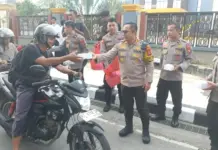 Kapolresta Balikpapan dan Aliansi Mahasiswa Bagikan 500 Takjil kepada Pengguna Jalan di Bulan Ramadan