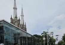 Gereja Katedral Jakarta Bagikan Ratusan Takjil untuk Pengendara
